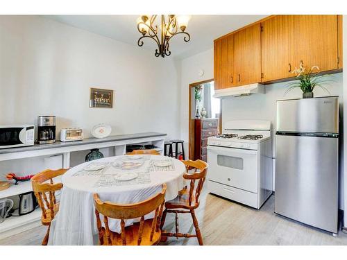 6 New Place Se, Calgary, AB - Indoor Photo Showing Kitchen