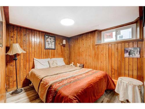 6 New Place Se, Calgary, AB - Indoor Photo Showing Bedroom