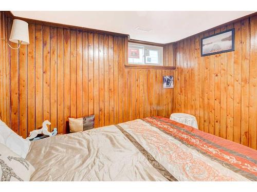 6 New Place Se, Calgary, AB - Indoor Photo Showing Bedroom