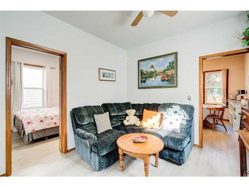 6 New Place Se, Calgary, AB - Indoor Photo Showing Living Room