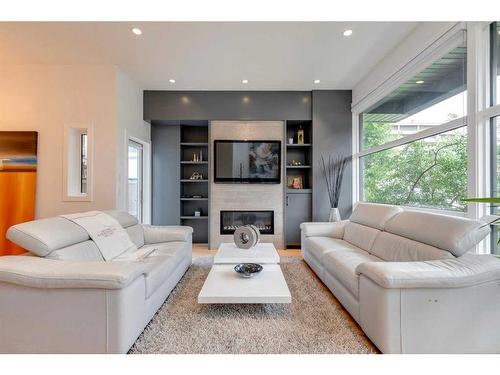 1-1723 10 Street Sw, Calgary, AB - Indoor Photo Showing Living Room With Fireplace