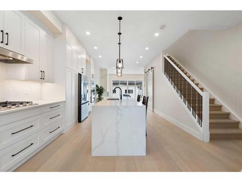 915 36 Street Nw, Calgary, AB - Indoor Photo Showing Kitchen With Upgraded Kitchen