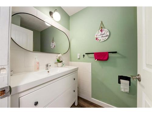 127 Woodfield Road Sw, Calgary, AB - Indoor Photo Showing Bathroom