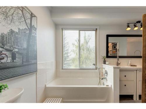 127 Woodfield Road Sw, Calgary, AB - Indoor Photo Showing Bathroom