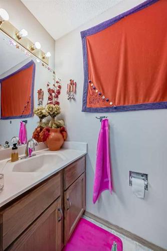 224 Edgebank Circle Nw, Calgary, AB - Indoor Photo Showing Bathroom