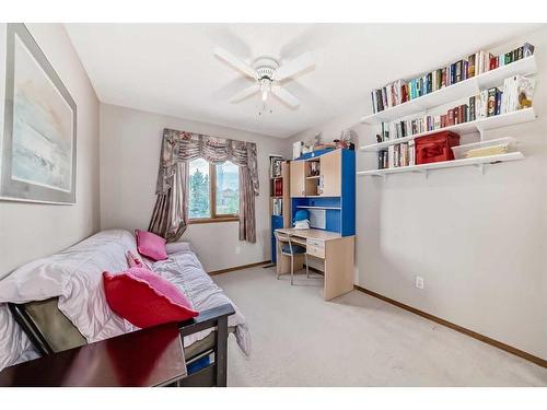 224 Edgebank Circle Nw, Calgary, AB - Indoor Photo Showing Bedroom