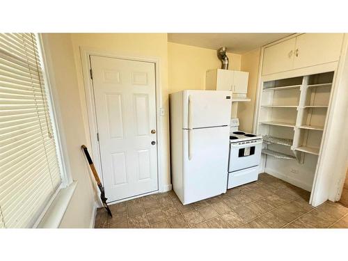 730 Mcdougall Road Ne, Calgary, AB - Indoor Photo Showing Kitchen