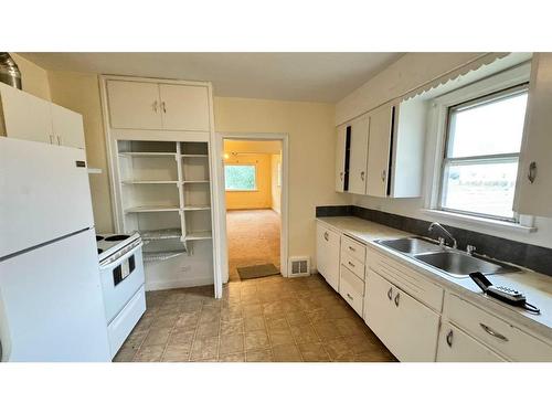 730 Mcdougall Road Ne, Calgary, AB - Indoor Photo Showing Kitchen With Double Sink