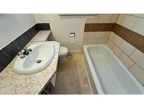 730 Mcdougall Road Ne, Calgary, AB - Indoor Photo Showing Bathroom