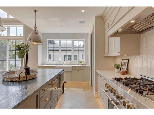 2127 Victoria Crescent Nw, Calgary, AB - Indoor Photo Showing Kitchen With Upgraded Kitchen