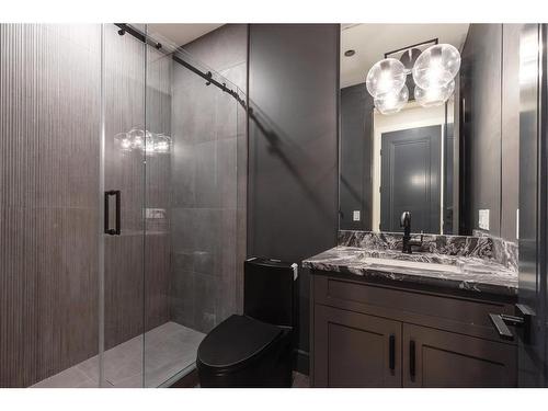 2127 Victoria Crescent Nw, Calgary, AB - Indoor Photo Showing Bathroom