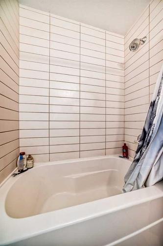 301-1022 16 Avenue Nw, Calgary, AB - Indoor Photo Showing Bathroom