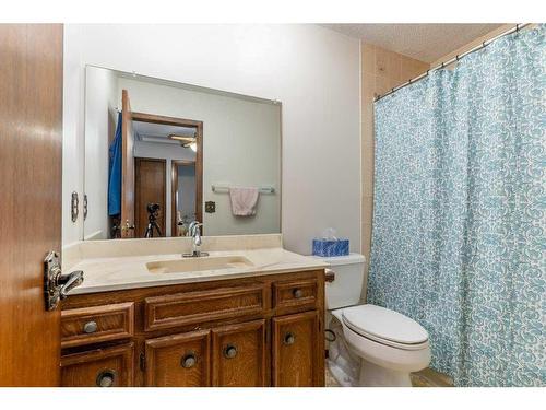 527 Bernard Mews Nw, Calgary, AB - Indoor Photo Showing Bathroom