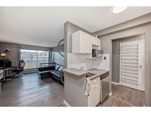 208-1330 15 Avenue Sw, Calgary, AB - Indoor Photo Showing Kitchen