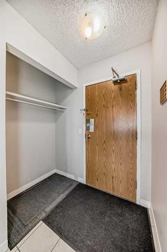 302-1712 38 Street Se, Calgary, AB - Indoor Photo Showing Other Room