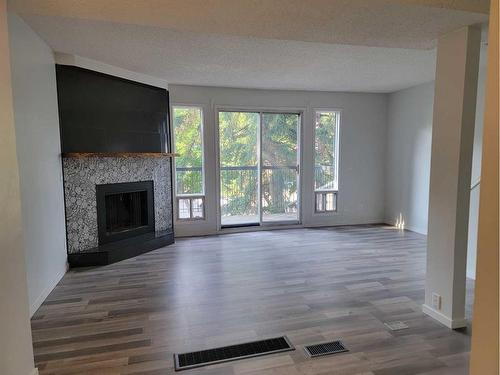 21-643 4 Avenue Ne, Calgary, AB - Indoor Photo Showing Living Room With Fireplace