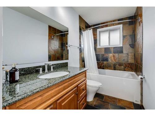 403 Huntington Way Ne, Calgary, AB - Indoor Photo Showing Bathroom