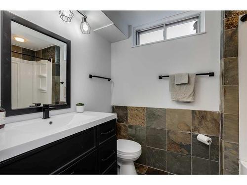 403 Huntington Way Ne, Calgary, AB - Indoor Photo Showing Bathroom