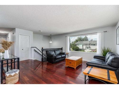 403 Huntington Way Ne, Calgary, AB - Indoor Photo Showing Living Room