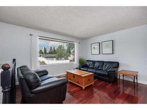 403 Huntington Way Ne, Calgary, AB - Indoor Photo Showing Living Room