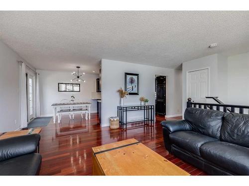 403 Huntington Way Ne, Calgary, AB - Indoor Photo Showing Living Room