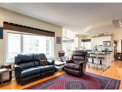 1625 Evergreen Drive Sw, Calgary, AB - Indoor Photo Showing Living Room