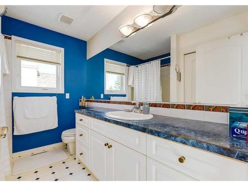 1625 Evergreen Drive Sw, Calgary, AB - Indoor Photo Showing Bathroom