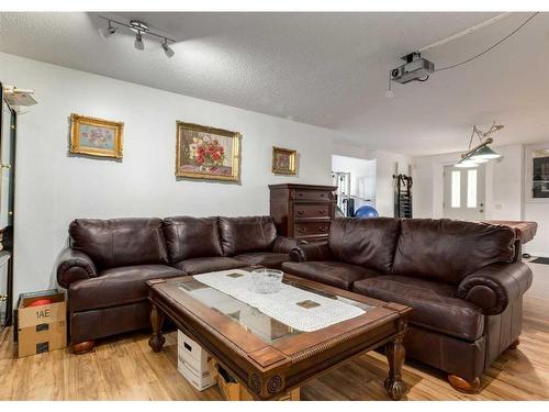 1625 Evergreen Drive Sw, Calgary, AB - Indoor Photo Showing Living Room