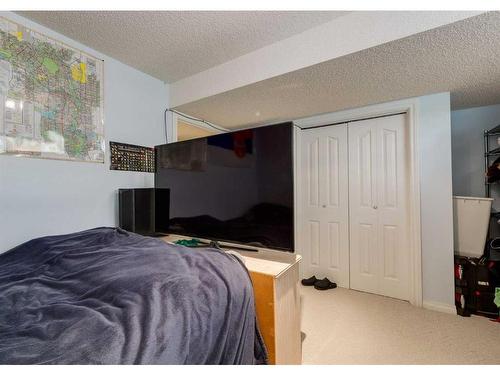 1625 Evergreen Drive Sw, Calgary, AB - Indoor Photo Showing Bedroom