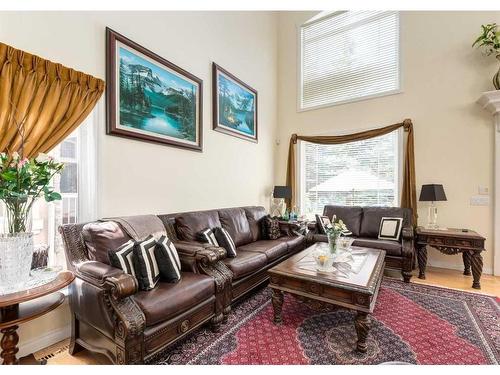 1625 Evergreen Drive Sw, Calgary, AB - Indoor Photo Showing Living Room