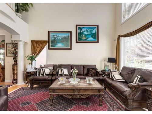 1625 Evergreen Drive Sw, Calgary, AB - Indoor Photo Showing Living Room