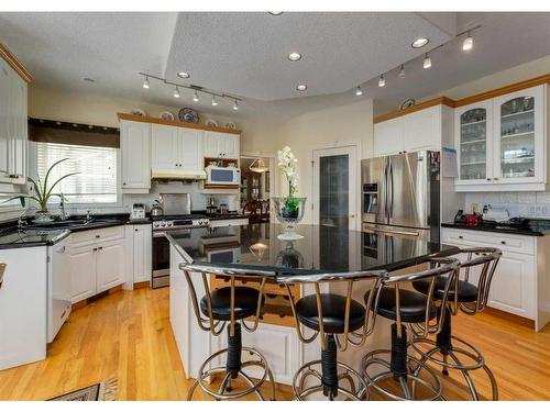 1625 Evergreen Drive Sw, Calgary, AB - Indoor Photo Showing Kitchen With Upgraded Kitchen