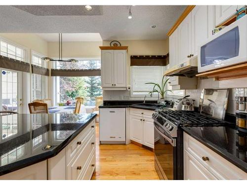 1625 Evergreen Drive Sw, Calgary, AB - Indoor Photo Showing Kitchen