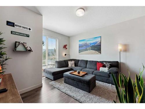 7036 34 Avenue Nw, Calgary, AB - Indoor Photo Showing Living Room