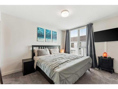 7036 34 Avenue Nw, Calgary, AB - Indoor Photo Showing Bedroom