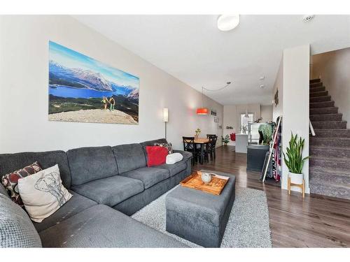 7036 34 Avenue Nw, Calgary, AB - Indoor Photo Showing Living Room