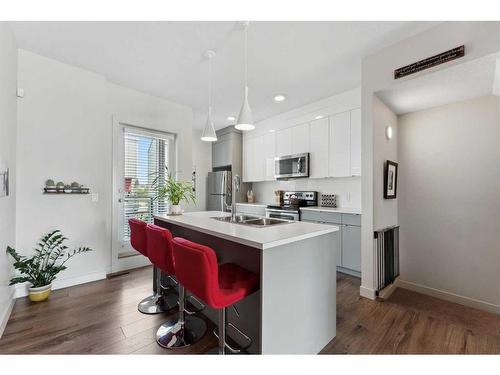 7036 34 Avenue Nw, Calgary, AB - Indoor Photo Showing Kitchen With Double Sink