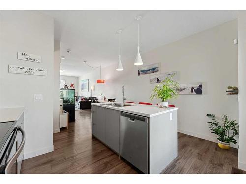 7036 34 Avenue Nw, Calgary, AB - Indoor Photo Showing Kitchen With Double Sink