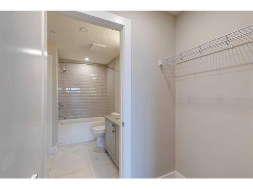 210-1702 17 Avenue Sw, Calgary, AB - Indoor Photo Showing Bathroom