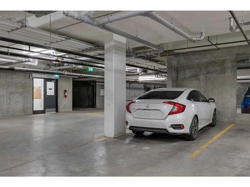 210-1702 17 Avenue Sw, Calgary, AB - Indoor Photo Showing Garage