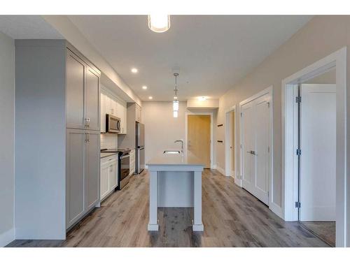 210-1702 17 Avenue Sw, Calgary, AB - Indoor Photo Showing Kitchen