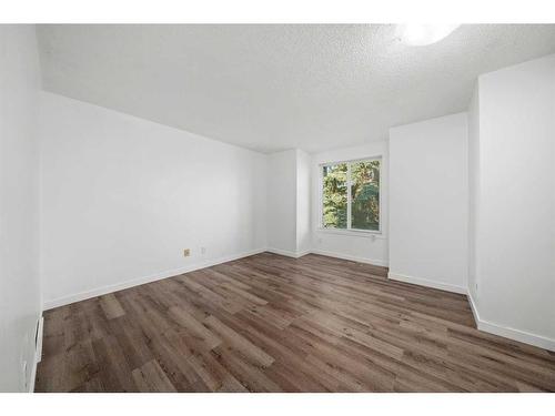 6515 68 Street Ne, Calgary, AB - Indoor Photo Showing Other Room