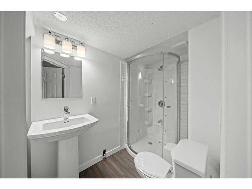 6515 68 Street Ne, Calgary, AB - Indoor Photo Showing Bathroom