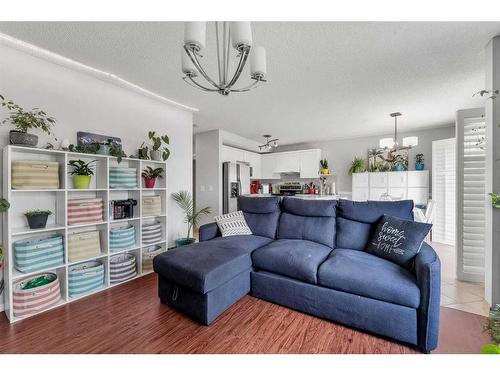 80 Saddlecreek Terrace Ne, Calgary, AB - Indoor Photo Showing Living Room