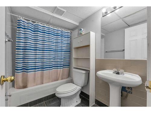 80 Saddlecreek Terrace Ne, Calgary, AB - Indoor Photo Showing Bathroom