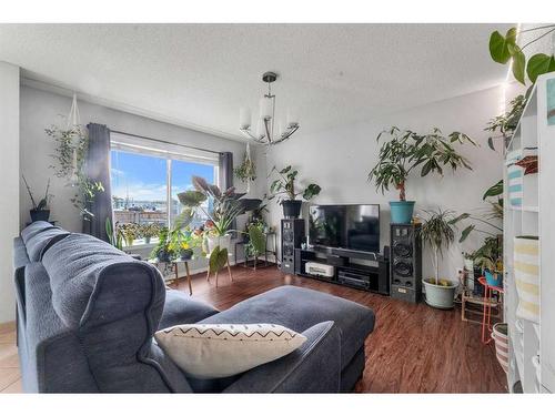 80 Saddlecreek Terrace Ne, Calgary, AB - Indoor Photo Showing Living Room