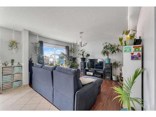 80 Saddlecreek Terrace Ne, Calgary, AB - Indoor Photo Showing Living Room