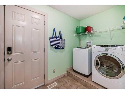 204 Silverado Boulevard Sw, Calgary, AB - Indoor Photo Showing Laundry Room