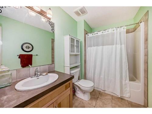 204 Silverado Boulevard Sw, Calgary, AB - Indoor Photo Showing Bathroom