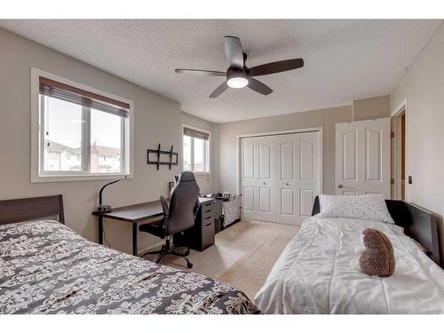 5 Douglas Glen Park Se, Calgary, AB - Indoor Photo Showing Bedroom